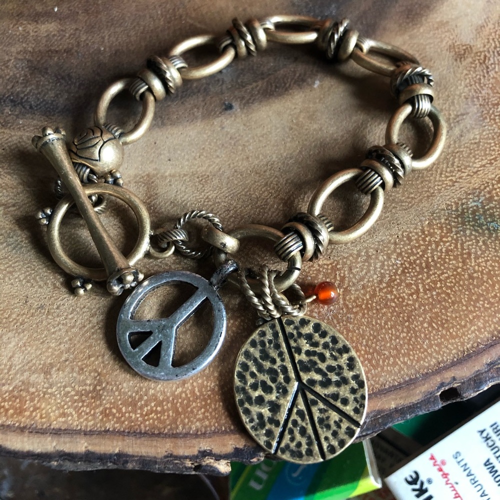 Lucky Brand peace sjgn charm bracelet